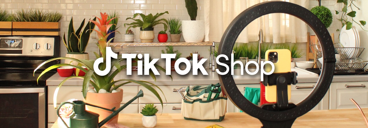 TikTok Shop, kuchnia z lampą pierścieniową i telefonem do nagrywania filmu
